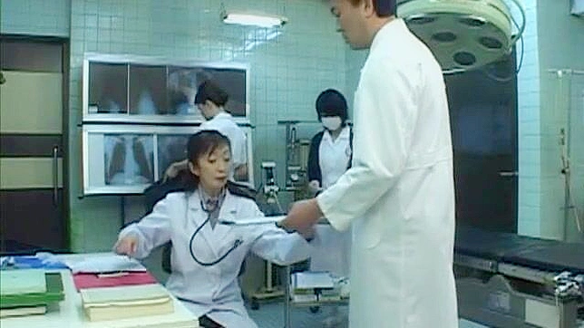 日本人の熟女ナースが医者に犯されたビデオ6
