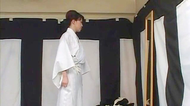 日本の熟女ナースが医者に犯されたビデオ8