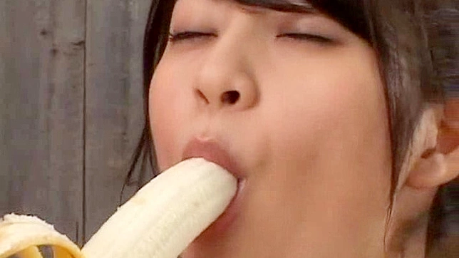 巨乳の美女がバナナを2本舐める