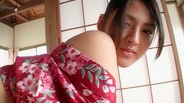 着物姿の愛らしくキュートなアジア人AV女優が室内でポーズをとっている。