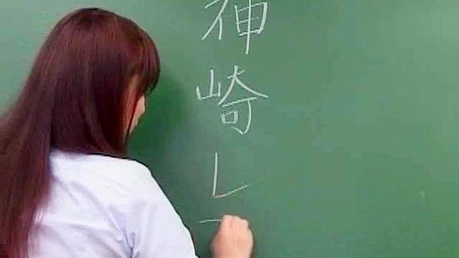 素人のセクシーな日本語教師が子猫をオナニーしている。