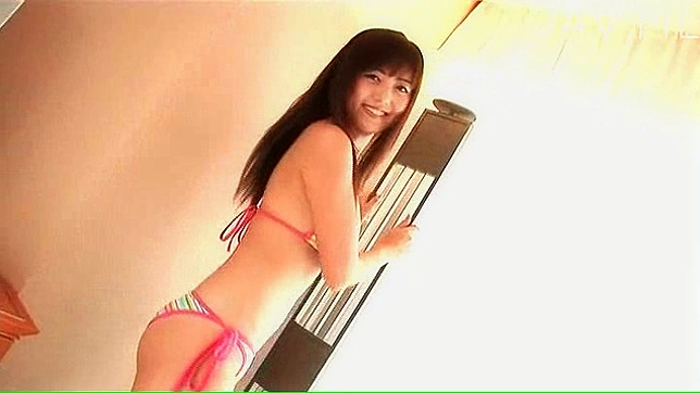 エレガントなアジア系ポルノ女優がセクシーな姿を披露している。