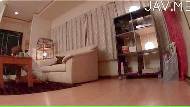 勇敢な日本人のフェラチオがソファーでアソコを舐められる