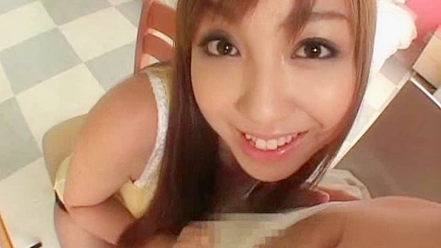 小柄ではつらつとしたアジア系ポルノ女優が快楽に満ちたフェラチオをしている。