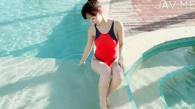 水着姿の彼女はとてもセクシーだ。