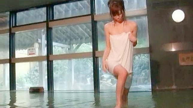 信じられない日本のポルノ女優が一人でシャワーを浴びている。