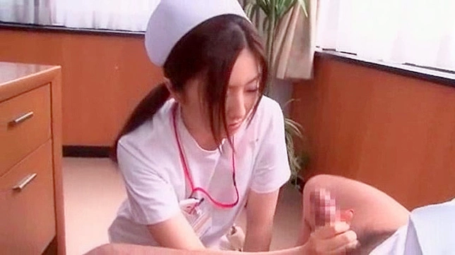制服姿の魅惑的な日本人ナースがディープフェラをしている。