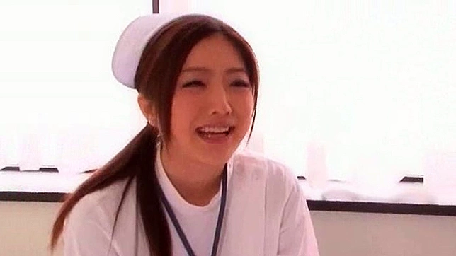 不思議な日本の看護師が巨大な愛の棒を飲み込んでいる