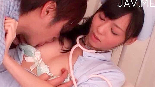 素晴らしくシャイな日本人看護師がペニスを飲み込んでいる。