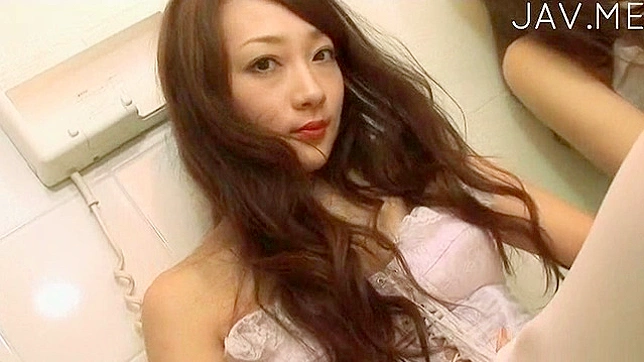 大胆で魅力的な日本のAV女優がセクシーなポーズをとっている。