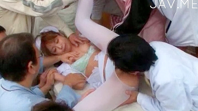 エッチでセクシーな日本人ナースが室内で子猫を舐められる