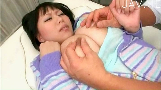 巨乳のアジア人患者が可愛い女医におっぱいを責められている