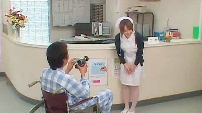 グラマラスな日本人看護師が患者にフェラチオをしている。