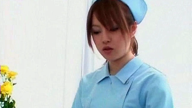 グラマラスでヌードなアジア人看護師が患者を満足させている。