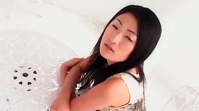 黒髪で愛嬌のあるアジア人女性が屋外でポーズをとっている。