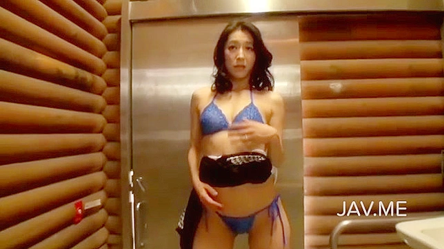 カーリーヘアの日本のプリンセスがセクシーなボディを披露している。
