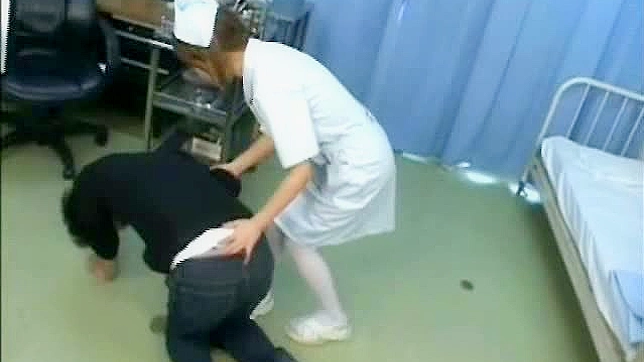 アジアのティーン看護師が手コキで患者を喜ばせる