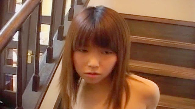 田畑頌子、家の階段で脱いで毛深いマンコを見せる 動画2
