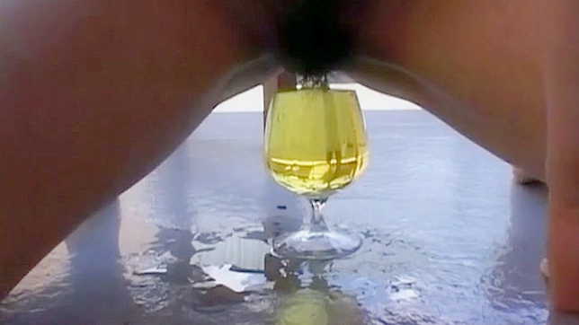 月島乃亜がガラス越しにバルコニーでアソコを刺激する Video 3