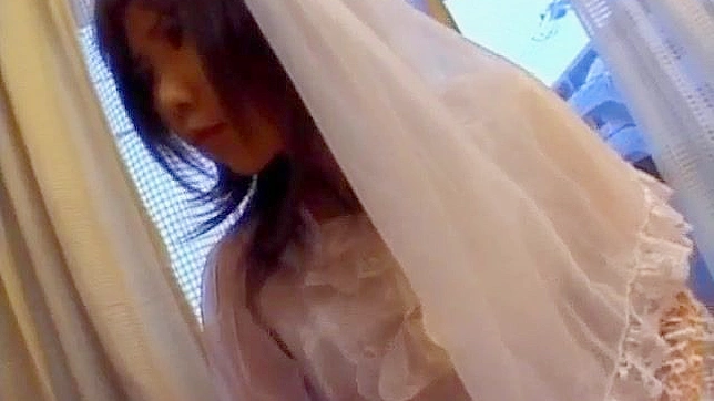 ウエディングドレス姿の浅倉奈美がチンコをしゃぶり、グローブで擦る 動画2