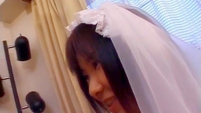 ウエディングドレス姿の浅倉奈美がチンコをしゃぶり、グローブで擦る 動画3