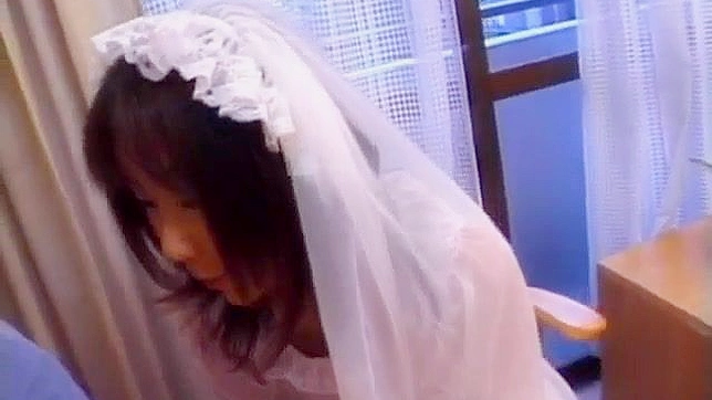 ウエディングドレス姿の浅倉奈美がチンコをしゃぶり、グローブで擦る 動画4