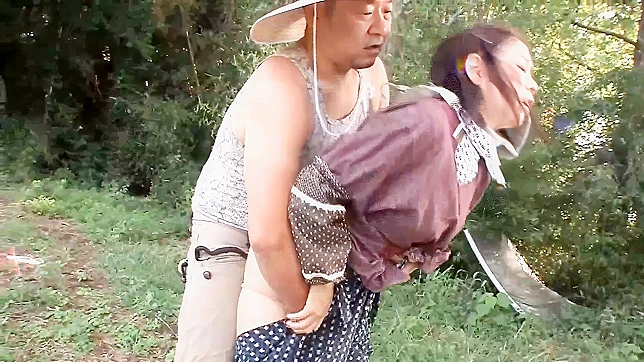 セクシーな女性が野外で犯されるホットな日本人妻の無修正ビデオ