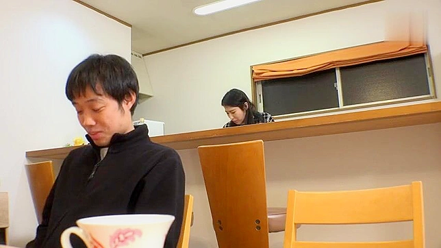 日本人のふくよかな女性が、男から隠れながら、いじられ、指を入れられている。
