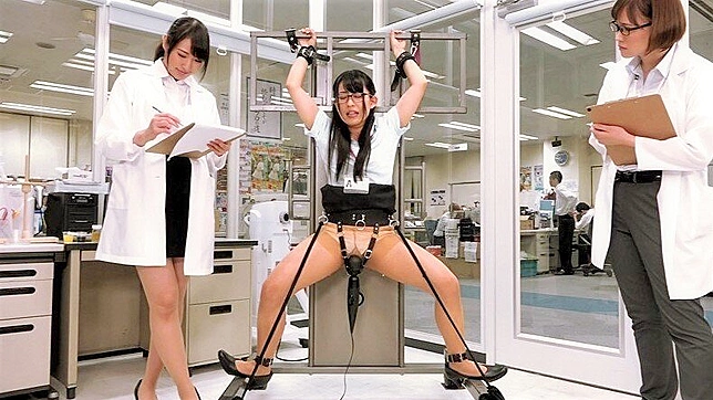 メガネをかけた背の低い少女に電気ショックを与える！娼婦の性科学実験