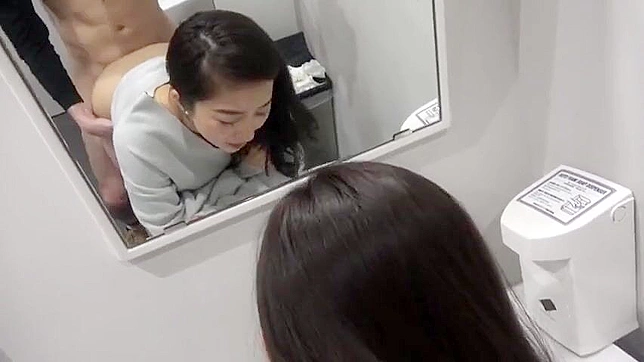 日本のセクシー女優がトイレで騎乗位の前にPOVでフェラチオをする。