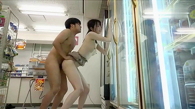 ポルノスターが最終的なキンク・シーンで公開日本人のファックで裸になっている。