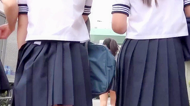 可愛らしい日本の女子校生が汚れたニッカーズをチラつかせて窒息させる