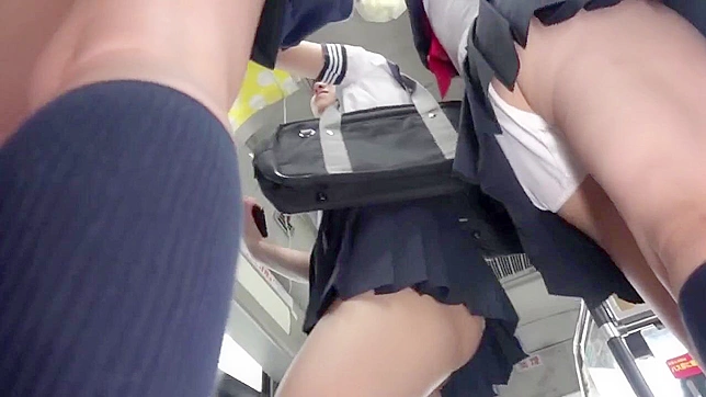日本の女子校生が汚れた下着を晒し、それをあなたの顔につける