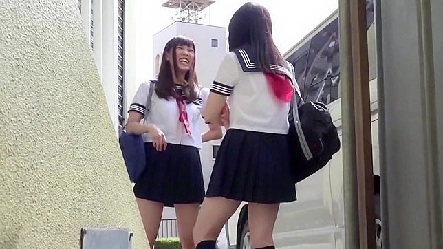魅力的な日本の女子校生が汚れたパンティを見せ、それであなたの顔を隠す。
