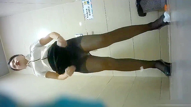 日本のトイレ盗撮カメラ、OLがスカートの下でオシッコする