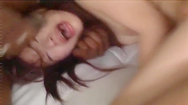 性的な日本のBBCギャングバンのポルノビデオで頭をガンガン叩かれる