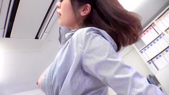 巨乳の日本人秘書がストッキングを履いてフットジョブをしている。