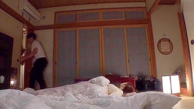娘の夫を吸うために、日本人の妻がベッドルームに潜入しようとしています。