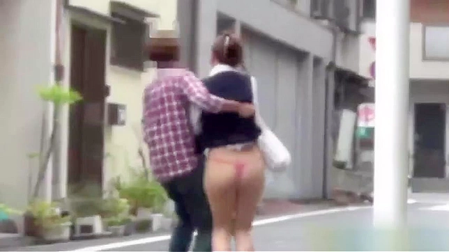 隠されたカメラが、大きな尻を持つ日本人の女性を泥棒しようとする泥棒を捕らえました。