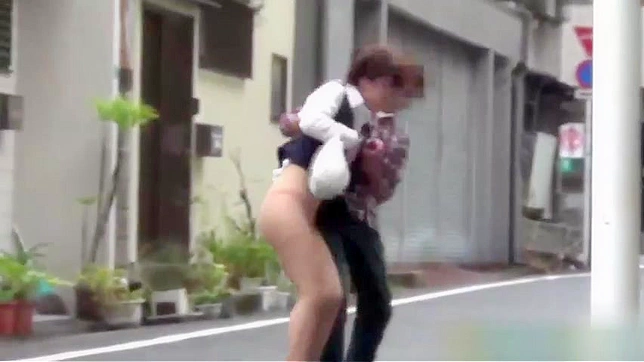 隠されたカメラが、大きな尻を持つ日本人の女性を泥棒しようとする泥棒を捕らえました。