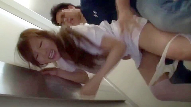 エレベーターで従順な日本人の女の子と汚くて暴力的な公開ファック