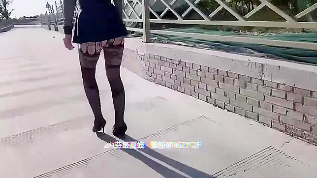 セクシーな日本人露出狂がノーパン・ミニスカートでオナニーをする。