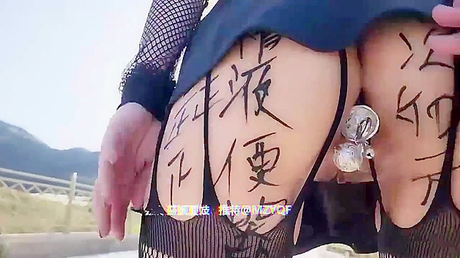 セクシーな日本人露出狂がノーパン・ミニスカートでオナニーをする。