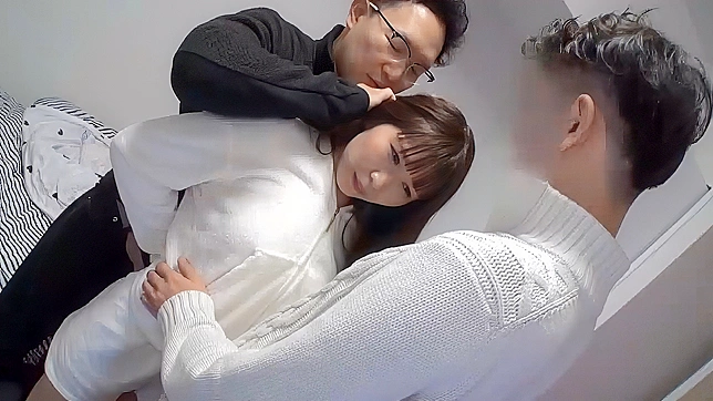 日本の売春婦の妻が恋人をベッドに連れ込み、隣で夫に寝取られる