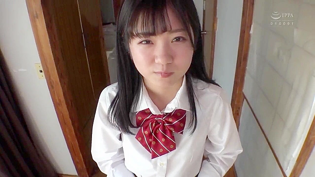 日本の十代の女の子がパンチラを見せて盗撮的な楽しみを保証