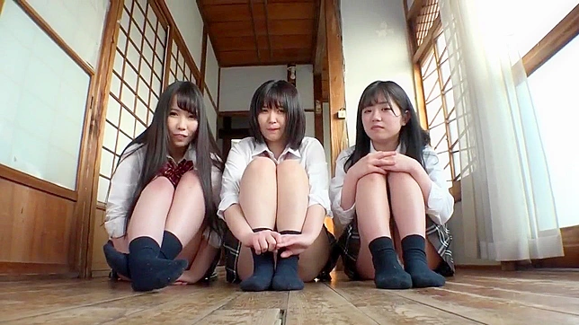アマチュアの日本の十代の女の子がパンチラを見せて、盗撮的な楽しみを目撃してください！