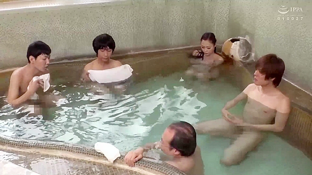 温泉に来た日本人巨乳OLとの入浴＆セックスMMF