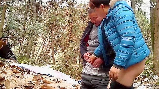 太った中国人売春婦が公共の公園で野外ファック＆フェラ5ドル