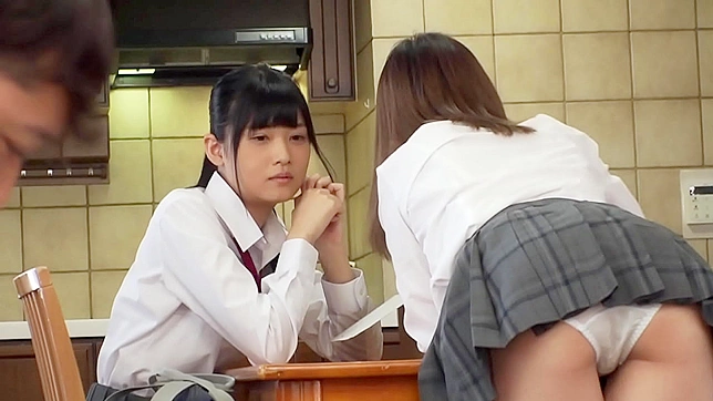 日本人の友人18歳は、セクシーな笑顔で股間を見せて私を誘惑した。