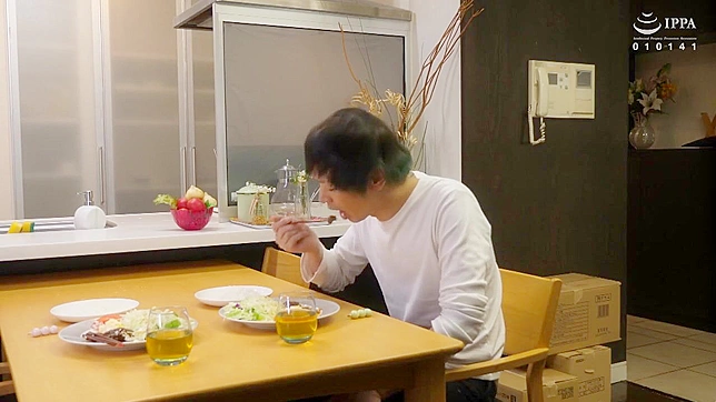 豊満な日本人の母親が、興奮した息子を、ぴったりとしたスリットと巧みなディープスロートで満足させる。